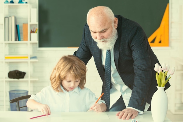 Uczeń uczeń w klasie Nauczyciel w szkole pomaga w nauce Nauczanie edukacji Lekcja dla dzieci uczeń