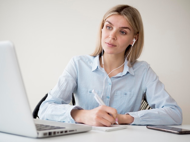 Uczeń uczęszczający na zajęcia online