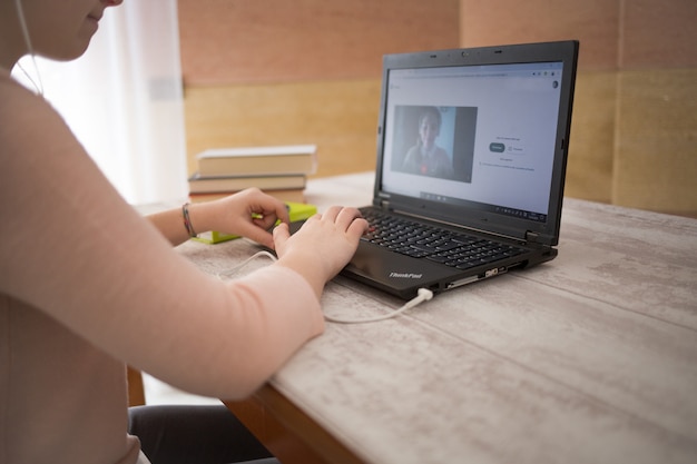 Uczeń używa laptop w domu