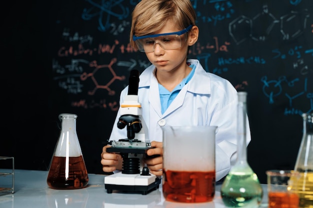 Uczeń w laboratorium nosi płaszcz laboratoryjny uczy się chemii erudycji