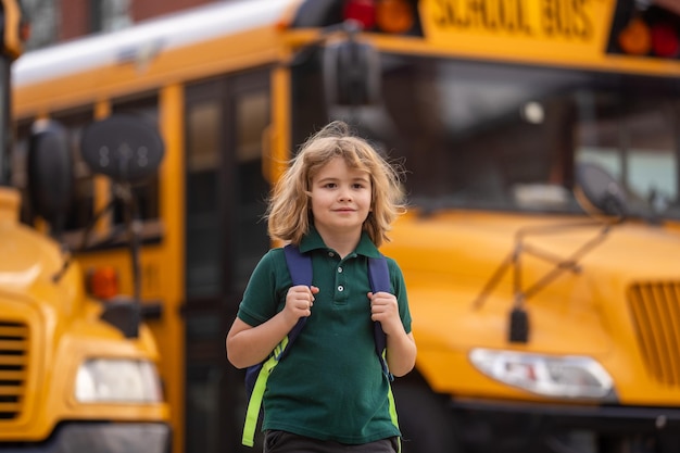 Zdjęcie uczeń wsiadający do autobusu szkolnego amerykańska szkoła z powrotem do szkoły uczeń szkoły podstawowej szczęśliwy