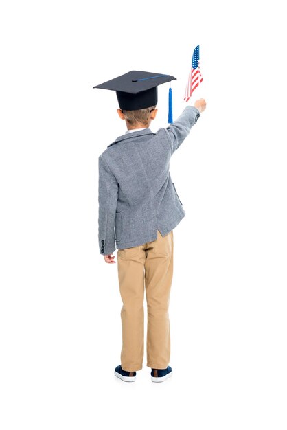 Uczeń z flagą usa i kapeluszem ukończenia szkoły na białym tle