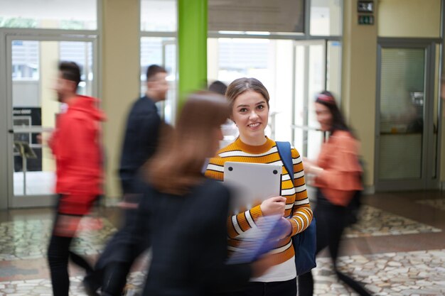 Zdjęcie uczeń z rodziną z nowoczesną technologią w szkole