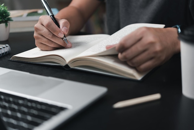 uczenie się klasy online za pomocą laptopa i pisania notatnika w miejscu pracy Koncepcja rozwoju edukacji lub poprawy wiedzy.