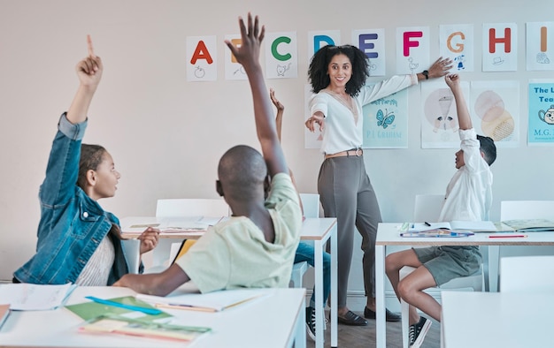 Uczenie się pytań i edukacja w szkole z podniesionymi rękami dzieci, aby odpowiedzieć na ocenę alfabetu Uczniowie w klasie i nauczyciel uczący podsumowania informacji w klasie z inteligentną i sprytną grupą