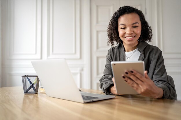 Uczennica-menedżerka ucząca się online edukacja korzysta z laptopa w miejscu pracy