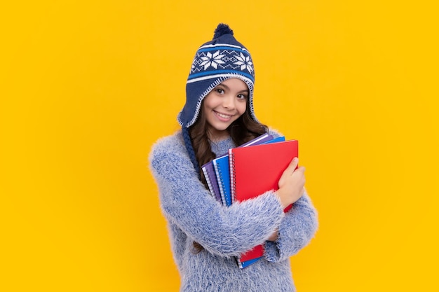 Uczennica nastolatka dziecko uczeń z plecakiem i ostrzega kapelusz na białym tle Koncepcja edukacji i wiedzy Szczęśliwa buźka pozytywne i uśmiechnięte emocje dziewczyny nastolatka