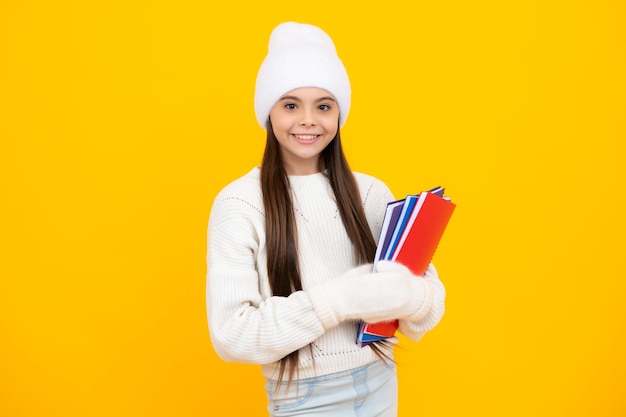 Uczennica nastolatka z plecakiem i kapeluszem ostrzegającym na białym tle Koncepcja uczenia się i edukacji wiedzy