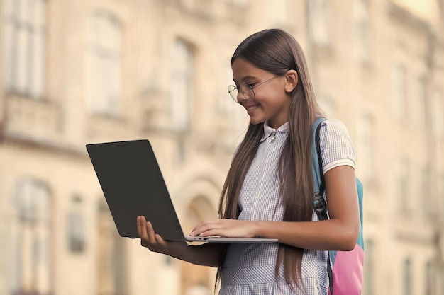 Uczennica nauka w parku odrabia lekcje w szkole Nauczanie na odległość Edukacja online