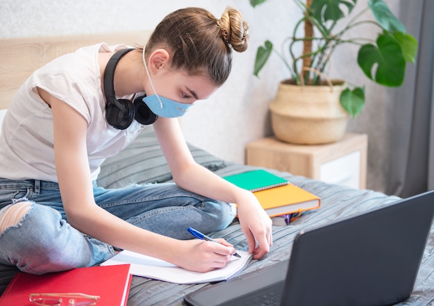 Zdjęcie uczennica studiuje w domu