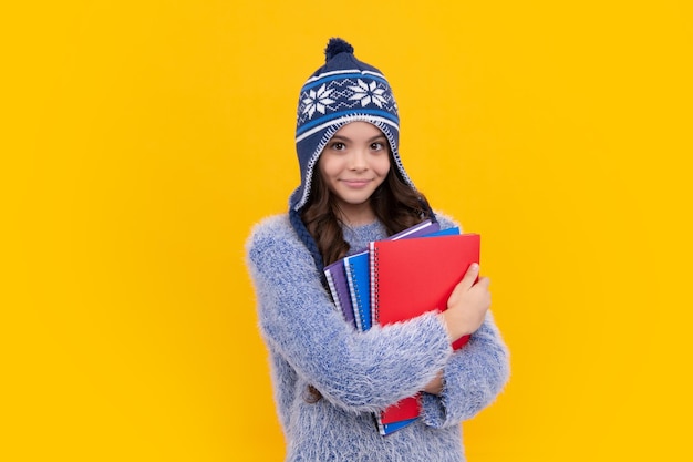 Uczennica uczennica z plecakiem i ostrzegającym kapeluszem na białym tle Koncepcja edukacji i wiedzy Szczęśliwa twarz pozytywne i uśmiechnięte emocje nastolatka