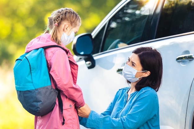 Uczennica Z Matką W Maskach Ochronnych Na Parkingu Przed Zajęciami Podczas Pandemii Koronawirusa