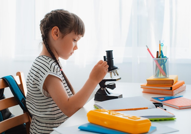 Uczennica z mikroskopem do edukacji szkolnej w domu