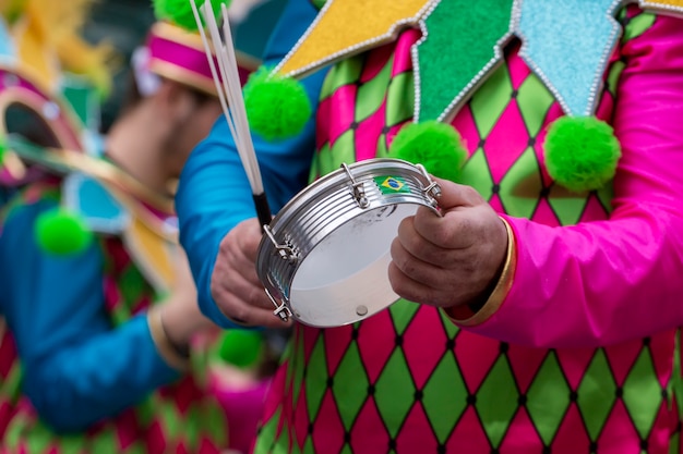 Uczestnicy festiwalu parady karnawałowej