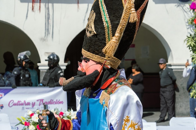 Uczestnik Karnawału w Huejotzingo w tradycyjnym tańcu w stroju