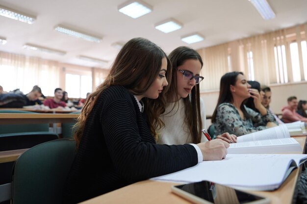 Uczniowie gromadzą się w amfiteatrze