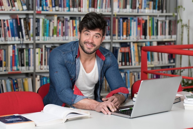 Uczniowie przygotowujący egzaminy i lekcje uczenia się w szkolnej bibliotece Dokonywanie badań na laptopie i przeglądanie InternetuxW Bibliotece