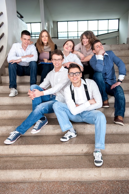 Uczniowie siedzący na schodach