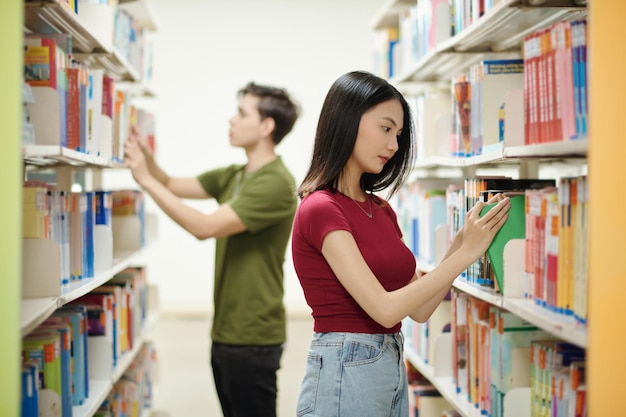 Uczniowie w bibliotece szkolnej