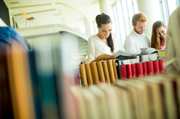 Zdjęcie uczniowie w bibliotece