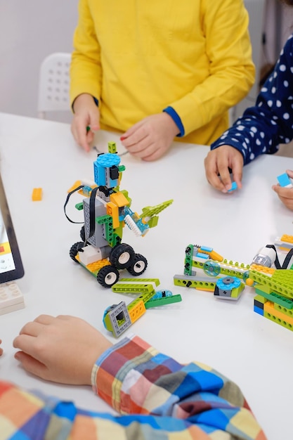 Uczniowie w szkolnej klasie programowania komputerowego budują i uczą się programowania robotów pojazdów wielofunkcyjnych