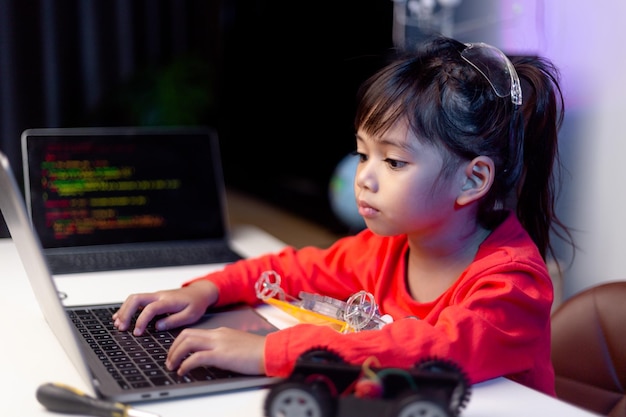 Uczniowie z Azji uczą się w domu kodowania samochodów robotów i kabli elektronicznych w STEM STEAM matematyki inżynierii nauki technologii kod komputerowy w robotyce dla dzieci koncepcja