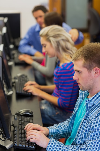 Zdjęcie uczniowie za pomocą komputerów w sali komputerowej