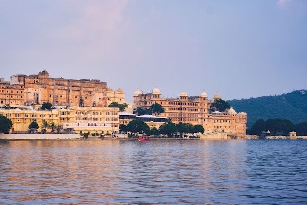 Udaipur City Palace Na Zachód Słońca. Udaipur, Indie