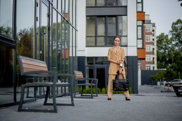 Udane Businesswoman Trzymając Kubek Gorącego Napoju