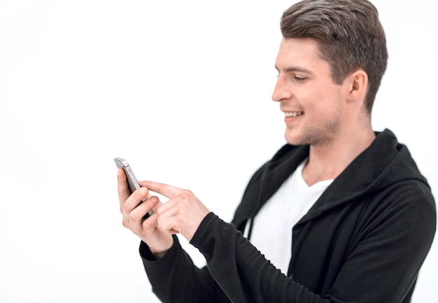 Udany młody człowiek piszący SMS na smartfonie