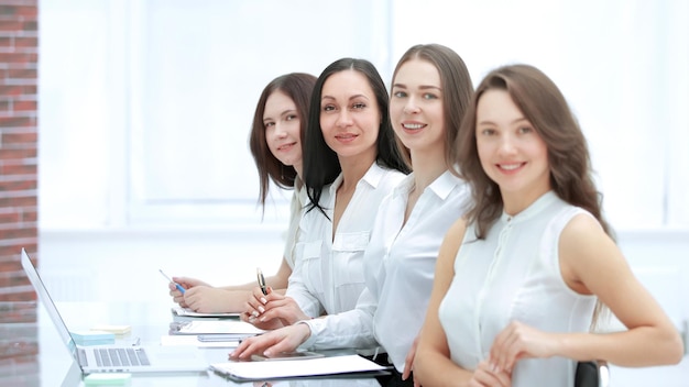 Udany zespół biznesowy siedzący przy Deskphoto z miejscem na kopię