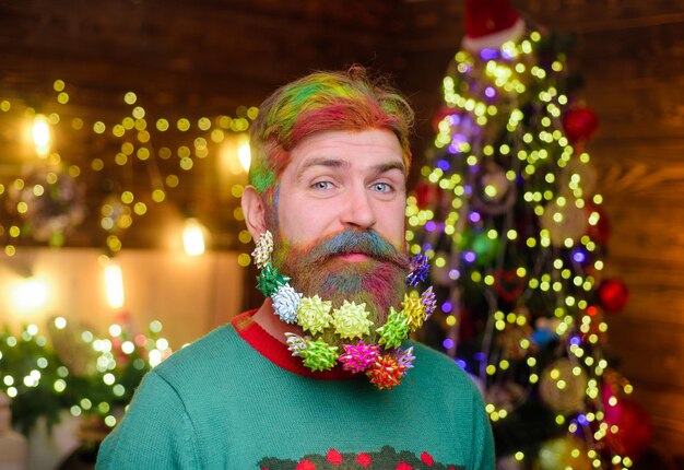 Zdjęcie udekorowana broda święta bożego narodzenia świąteczna dekoracja szczęśliwy mikołaj z ozdobioną brodą