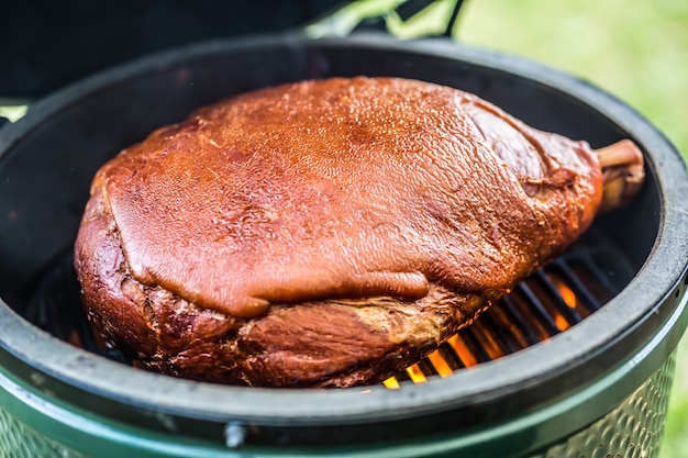 Udko wieprzowe grillowane i wędzone na profesjonalnym grillu Grillowanie szynki praskiej w ogrodzie