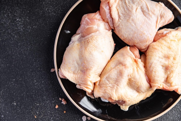 udko z kurczaka surowe udka z kurczaka mięso mączka żywnościowego przekąska na stole kopia przestrzeń żywności tło rustykalny