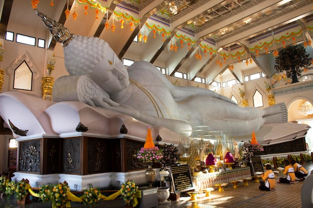 UDONTHANI TAJLANDIA 18 GRUDNIA Duży leżący marmurowy posąg Buddy dla podróżnych i podróżnych, wizyta i szacunek modlący się w świątyni Wat pa phu kon 18 grudnia 2019 r. w Udon Thani, Tajlandia