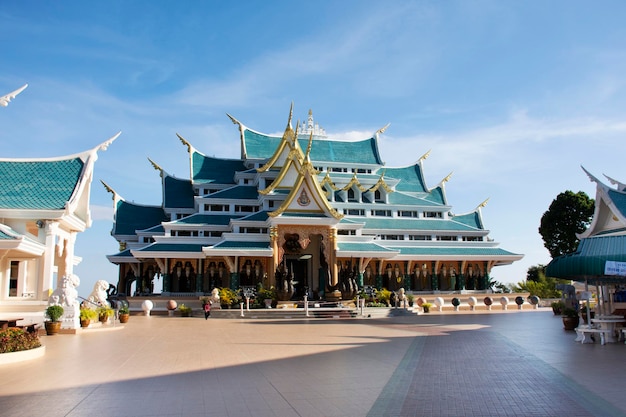UDONTHANI TAJLANDIA 18 GRUDNIA Wielki Wihan lub duża sala zgromadzeń dla ludzi i podróżników wizyta i szacunek modlić się w świątyni Wat pa phu kon 18 grudnia 2019 roku w Udon Thani Tajlandia