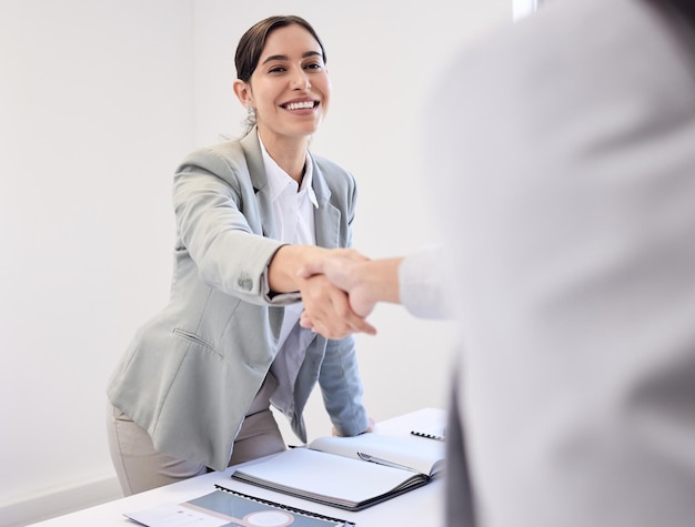 Udzielenie ręki w biurze i kobieta biznesowa z umową o współpracy zespołowej partnerstwie i tworzeniu sieci transakcji B2b i profesjonalny pracownik z podziękowaniem Witamy i wspieramy współpracę w miejscu pracy