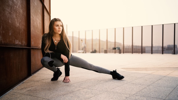 Zdjęcie ufna młoda sporty kobieta miastowa outdoors w mieście