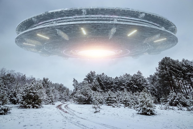 UFO spodek obcych unoszący się nad zimowym krajobrazem na niebie Niezidentyfikowany obiekt latający inwazja obcych życie pozaziemskie podróże kosmiczne statek kosmiczny mieszane media
