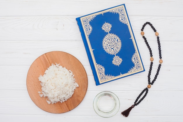 Zdjęcie ugotowany ryż z koranem i koralikami