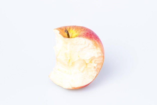 Ugryzione jabłko na białym