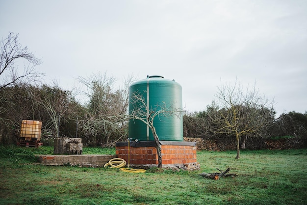 Ujęcie dużego zielonego zbiornika na wodę na wsi Służy do dostarczania wody do upraw