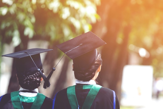 Ujęcie Dyplomowych Czapek Absolwentów Uczelni Podczas Rozpoczęcia Sukcesów. Uroczystość Ukończenia Studiów, Gratulacje Dla Absolwentów Uniwersytetu Podczas Rozpoczęcia.