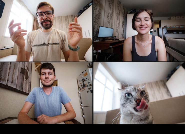Zdjęcie ujęcie ekranu, na którym koledzy z drużyny spędzają wirtualną happy hour w swoich domowych biurach
