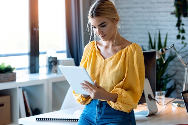 Ujęcie inteligentnego freelancer biznesu kobieta sprzedawcy pracy z cyfrowym tabletem w jej startowej małej firmie.