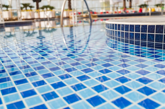 Zdjęcie ujęcie pod wysokim kątem pięknego krytego basenu z niebieskimi kafelkami