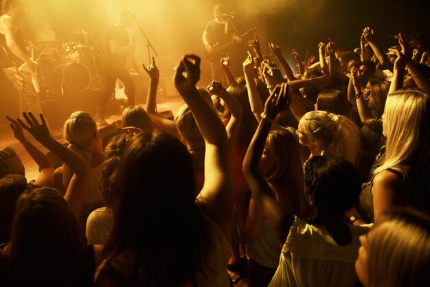 Ujęcie tłumu tańczącego na koncercie rockowym Ten koncert został stworzony wyłącznie na potrzeby tej sesji zdjęciowej z udziałem 300 modelek i 3 zespołów grających na żywo Wszyscy ludzie na tej sesji są zwolnieni z modelu