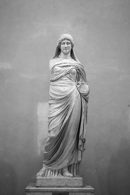 Ujęcie W Skali Szarości Marmurowego Posągu Kobiety