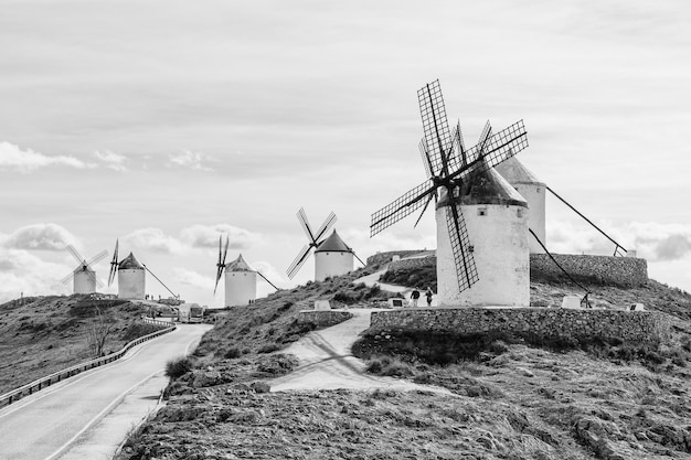 Zdjęcie ujęcie w skali szarości wiatraków consuegra w hiszpanii