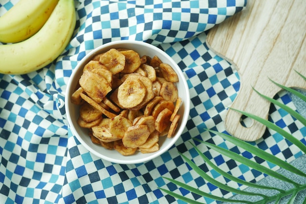 Ujęcie z góry suchych chipsów bananowych w misce na stole